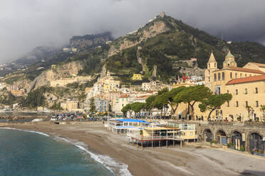 Amalfi-Küste in der Frühlingssonne, mit nebelverhangenen Bergen, Amalfiküste, UNESCO-Weltkulturerbe, Kampanien, Italien, Europa - RHPLF07642