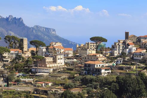 Ravello, umgeben von Bergen und Meer, Blick von der Scala, Amalfiküste, UNESCO-Weltkulturerbe, Kampanien, Italien, Europa - RHPLF07643