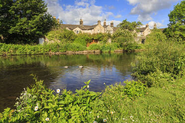 River Wye in spring, Bakewell, Historic Market Town, home of Bakewell Pudding, Peak District National Park, Derbyshire, England, United Kingdom, Europe - RHPLF07647