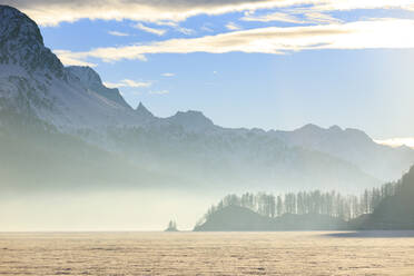 Nebel bei Sonnenuntergang auf dem mit Schnee bedeckten Silser See, Maloja, Engadin, Kanton Graubünden, Schweiz, Europa - RHPLF07652