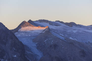 Blick auf den Pisgana-Gletscher und felsige Gipfel in der Morgendämmerung, Valcamonica, Grenze Lombardei und Trentino-Südtirol, Italien, Europa - RHPLF07662