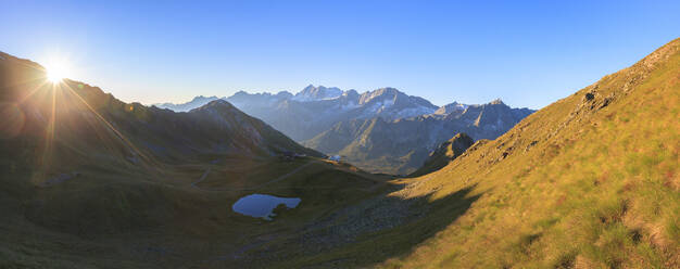 Panorama der Cima Presanella in der Morgendämmerung vom Monte Tonale aus gesehen, Valcamonica, Grenze Lombardei und Trentino-Südtirol, Italien, Europa - RHPLF07663