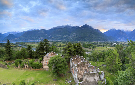 Panorama der antiken Ruinen von Fort Fuentes, eingerahmt von grünen Hügeln in der Morgendämmerung, Colico, Provinz Lecco, Valtellina, Lombardei, Italien, Europa - RHPLF07670
