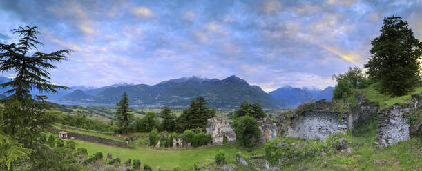 Panorama der antiken Ruinen von Fort Fuentes, eingerahmt von grünen Hügeln in der Morgendämmerung, Colico, Provinz Lecco, Valtellina, Lombardei, Italien, Europa - RHPLF07671