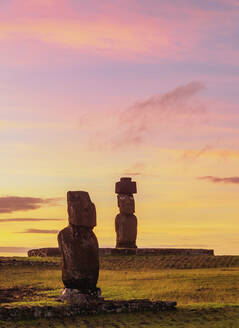 Moais im archäologischen Komplex von Tahai bei Sonnenuntergang, Rapa Nui National Park, UNESCO Weltkulturerbe, Osterinsel, Chile, Südamerika - RHPLF07683