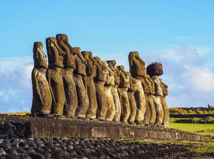 Moais in Ahu Tongariki, Rapa Nui National Park, UNESCO Weltkulturerbe, Osterinsel, Chile, Südamerika - RHPLF07687