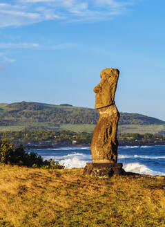 Moai in Ahu Hanga Kioe bei Sonnenaufgang, Rapa Nui National Park, UNESCO Weltkulturerbe, Osterinsel, Chile, Südamerika - RHPLF07688