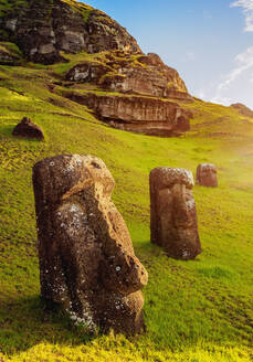 Moais im Steinbruch am Hang des Vulkans Rano Raraku, Nationalpark Rapa Nui, UNESCO-Welterbe, Osterinsel, Chile, Südamerika - RHPLF07699