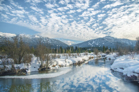 Weiße Wolken spiegeln sich über dem Fluss der goldenen Träume in Whistler, British Columbia, Kanada, Nordamerika, lizenzfreies Stockfoto