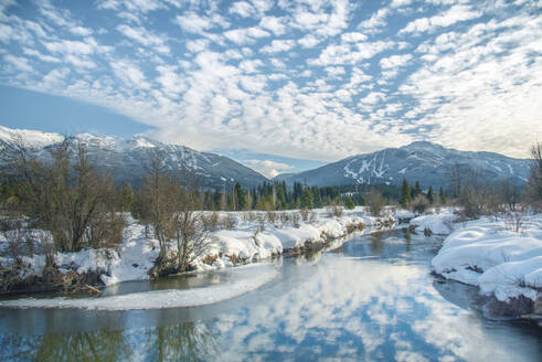 Weiße Wolken spiegeln sich über dem Fluss der goldenen Träume in Whistler, British Columbia, Kanada, Nordamerika - RHPLF07701