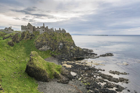 Dunluce Castle Ruinen, Bushmills, County Antrim, Ulster, Nordirland, Vereinigtes Königreich, Europa - RHPLF07711