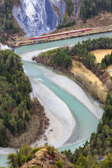 Der Rote Zug fährt entlang des Rheins, Rheinschlucht (Ruinaulta), Flims, Imboden, Graubünden, Schweiz, Europa - RHPLF07726