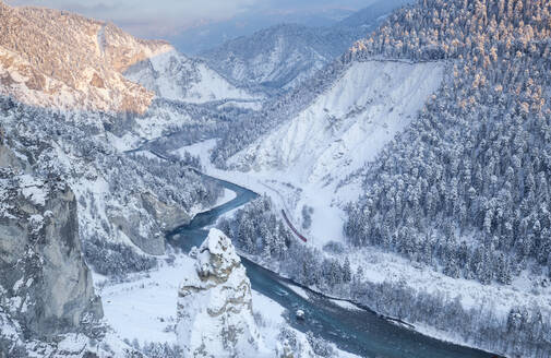 Durchfahrt des Roten Zuges in der tiefen Rheinschlucht, Rheinschlucht (Ruinaulta), Flims, Imboden, Graubünden, Schweiz, Europa - RHPLF07727