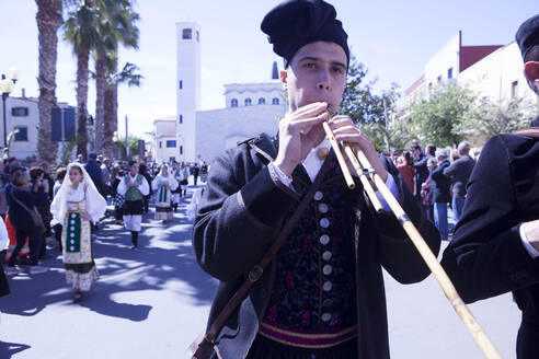 Mann spielt die Launeddas während der Parade von Saint Antioco, Sant'Antioco, Sardinien, Italien, Europa - RHPLF07734