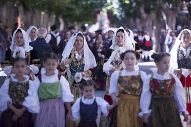 Frauen und Kinder in traditioneller Kleidung bei der Parade von Sant'Antioco, Sardinien, Italien, Europa - RHPLF07735