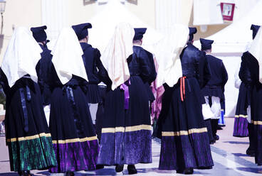 Männer und Frauen in Tracht während der Prozession von Sant'Antioco, Sardinien, Italien, Europa - RHPLF07736