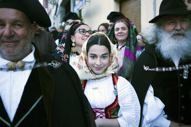 Die Menge in traditioneller Kleidung wartet auf den Durchgang des Heiligen Antioco, Sant'Antioco, Sardinien, Italien, Europa - RHPLF07737