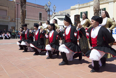 Kniende Männer bei der Feier des Heiligen Antioco, Schutzpatron von Sardinien, Sant'Antioco, Sardinien, Italien, Europa - RHPLF07739