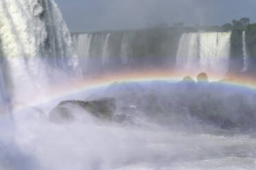 Regenbogen über den Iguazu-Fällen, von der brasilianischen Seite aus gesehen, UNESCO-Welterbe, Foz do Iguacu, Bundesstaat Parana, Brasilien, Südamerika - RHPLF07751