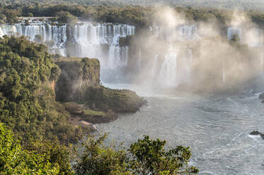 Blick auf die Iguazu-Fälle von der brasilianischen Seite, UNESCO-Weltkulturerbe, Foz do Iguacu, Bundesstaat Parana, Brasilien, Südamerika - RHPLF07753