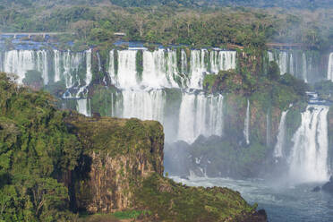 Blick auf die Iguazu-Fälle von der brasilianischen Seite, UNESCO-Weltkulturerbe, Foz do Iguacu, Bundesstaat Parana, Brasilien, Südamerika - RHPLF07754