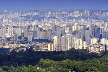 Blick auf die Stadt Sao Paulo vom Staatspark Serra da Cantareira, Sao Paulo, Brasilien, Südamerika - RHPLF07762