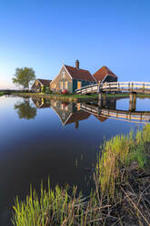 Blaue Dämmerung auf den Holzhäusern des typischen Dorfes Zaanse Schans, eingerahmt vom Fluss Zaan, Zaanse Schans, Nordholland, Niederlande, Europa - RHPLF07767