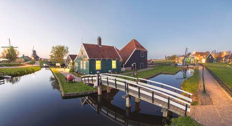 Panorama der Holzhäuser und Windmühlen des typischen Dorfes Zaanse Schans in der Abenddämmerung, Nordholland, Niederlande, Europa - RHPLF07768