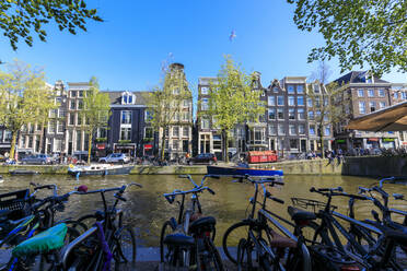 Am Ufer der Amstel geparkte Fahrräder und typische Häuser, Amsterdam, Holland (Niederlande), Europa - RHPLF07775