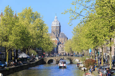 Die Alte Kirche (Oude Kerk) eingerahmt von Booten und Brücken in einer Gracht des Flusses Amstel, Amsterdam, Holland (Niederlande), Europa - RHPLF07776