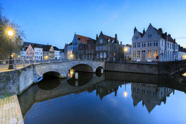 Dämmerungslicht auf den historischen Gebäuden des Stadtzentrums, das sich in den typischen Grachten spiegelt, Brügge, Westflandern, Belgien, Europa - RHPLF07787