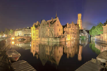 Das mittelalterliche Stadtzentrum, UNESCO-Weltkulturerbe, eingerahmt vom Rozenhoedkaai-Kanal bei Nacht, Brügge, Westflandern, Belgien, Europa - RHPLF07788