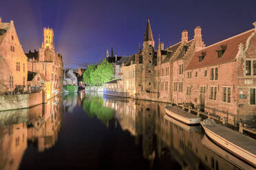 Der mittelalterliche Belfried und die historischen Gebäude spiegeln sich im Rozenhoedkaai-Kanal bei Nacht, UNESCO-Weltkulturerbe, Brügge, Westflandern, Belgien, Europa - RHPLF07789