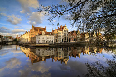 Rosa Wolken in der Morgendämmerung auf dem Belfried und historischen Gebäuden, die sich in der typischen Gracht spiegeln, Brügge, Westflandern, Belgien, Europa - RHPLF07793