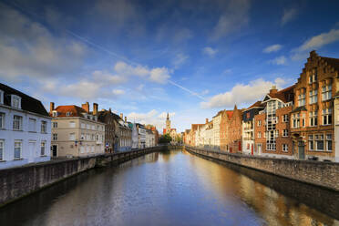 Heller Himmel in der Morgendämmerung auf historischen Gebäuden und Häusern des Stadtzentrums, die sich im Kanal spiegeln, Brügge, Westflandern, Belgien, Europa - RHPLF07794