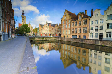 Heller Himmel in der Morgendämmerung auf historischen Gebäuden und Häusern des Stadtzentrums, die sich im Kanal spiegeln, Brügge, Westflandern, Belgien, Europa - RHPLF07795