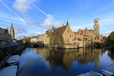 Das erste Licht der Morgendämmerung auf dem Belfried und den historischen Gebäuden, die sich in der typischen Gracht spiegeln, Brügge, UNESCO-Weltkulturerbe, Westflandern, Belgien, Europa - RHPLF07796