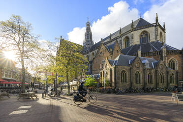 Fahrräder in der Fußgängerzone neben der alten Kirche Grote Kerk, Haarlem, Nordholland, Die Niederlande, Europa - RHPLF07802