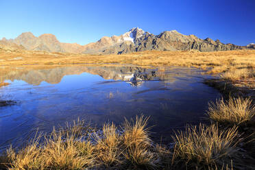 Blauer See umrahmt die Gipfel der Berge Disgrazia und Cornibruciati, Val Torreggio, Malenco Tal, Valtellina, Lombardei, Italien, Europa - RHPLF07807