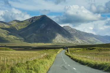 Straße, die durch den Connemara-Nationalpark führt, Grafschaft Galway, Connacht, Republik Irland, Europa - RHPLF07841