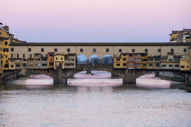 Ponte Vecchio bei Sonnenaufgang, UNESCO-Weltkulturerbe, Florenz, Toskana, Italien, Europa - RHPLF07886