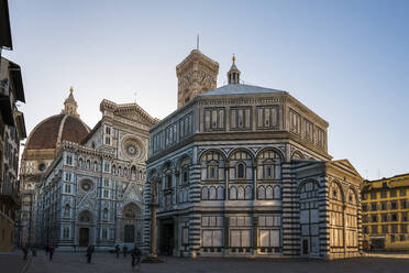 Kathedrale Santa Maria del Fiore und Battistero San Giovanni bei Sonnenaufgang, UNESCO-Weltkulturerbe, Florenz, Toskana, Italien, Europa - RHPLF07888