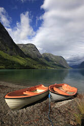 Boote am Ufer eines Fjords in der Region Fjordland, Westnorwegen, Skandinavien, Europa - RHPLF07899