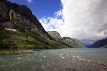 Ein Fjord in der Region Fjordland, Westnorwegen, Skandinavien, Europa - RHPLF07900