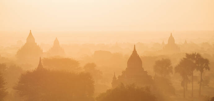 Blick auf Tempel in der Morgendämmerung, Bagan (Pagan), Region Mandalay, Myanmar (Burma), Asien - RHPLF07913
