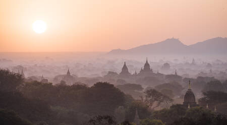 Blick auf Tempel in der Morgendämmerung, Bagan (Pagan), Region Mandalay, Myanmar (Burma), Asien - RHPLF07916