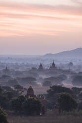 Blick auf die Tempel in der Morgendämmerung, Bagan (Pagan), Region Mandalay, Myanmar (Burma), Asien - RHPLF07921