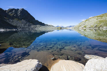 Blauer Himmel und felsige Gipfel spiegeln sich im blauen Lago Nero, Chiavenna-Tal, Valtellina, Lombardei, Italien, Europa - RHPLF07975