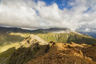 Sonne und Wolken auf dem felsigen Kamm der Alpen, Filon del Mott, Bormio, Braulio-Tal, Stilfser Joch, Valtellina, Lombardei, Italien, Europa - RHPLF07984