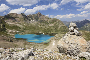 Wolken und Sonne auf türkisfarbenen Seen umrahmt von felsigen Gipfeln, Joriseen, Jorifless Pass, Kanton Graubünden, Engadin, Schweiz, Europa - RHPLF07987